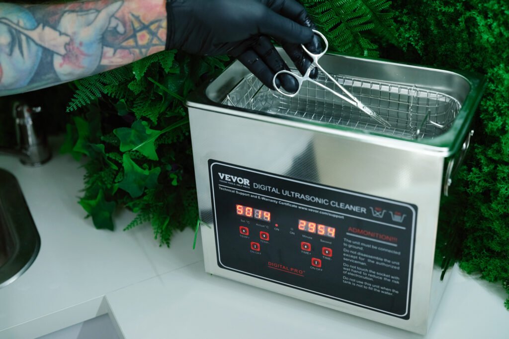 Ultrazvuk odstraní nečistoty i z těžko dostupných míst nástroje — dutin, závitů a spojů — než postoupí do sterilizace.